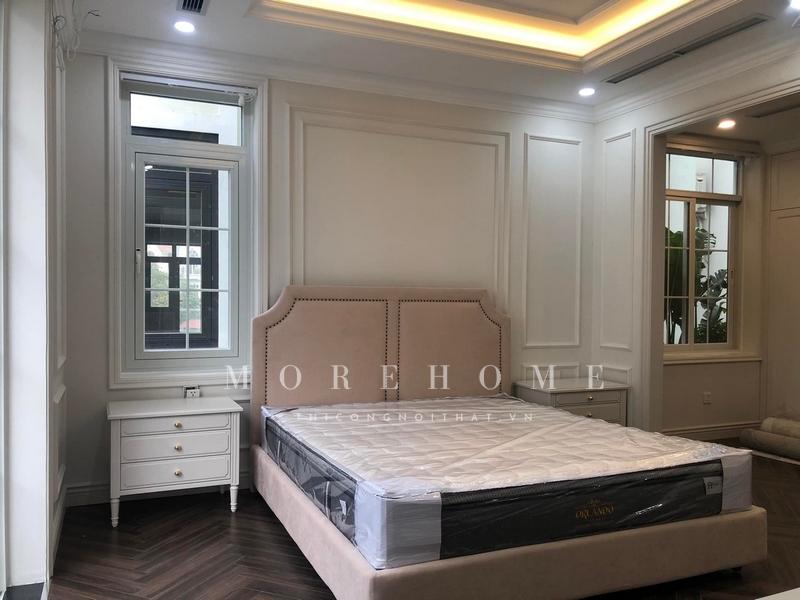 Nội thất phòng ngủ phong cách tân cổ điển sang trọng, cao cấp được sắp xếp khoa học phù hợp cho sử dụng hằng ngày của gia chủ một không gian sống riêng tư thoải mái tiện nghi