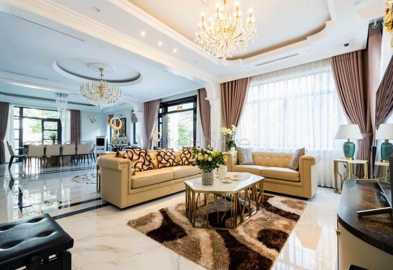 Bộ sofa phòng khách được làm từ gỗ tự nhiên bọc bằng da mang lại sự sang trọng và đẳng cấp.